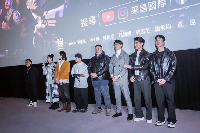 李千娜（左二）在影廳清唱電影片尾曲。（禾力文創提供）