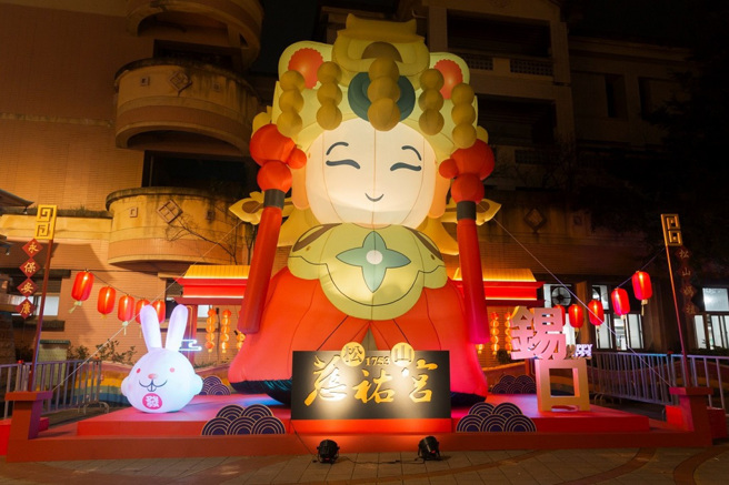 以「妈祖赐福」为主题的松山区主题灯，以亲切近人的设计表达出妈祖慈爱眾生的形象。(图/臺北市政府提供)