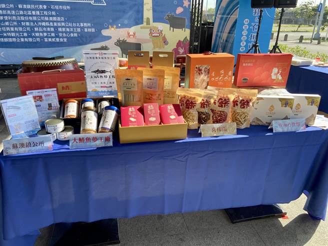 苏澳镇长李明哲与冬山乡长林峻辅，双首长率领参与厂商齐聚一堂，介绍自家主力商品。（吴佩蓉摄）