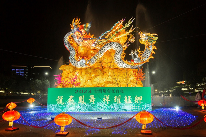 与艋舺龙山寺合作的主题灯，以吉祥的图案象徵艋舺地灵人杰。(图/臺北市政府提供)