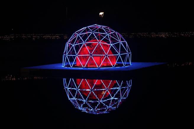 桃园灯会水上灯组超吸睛。（蔡明亘摄）