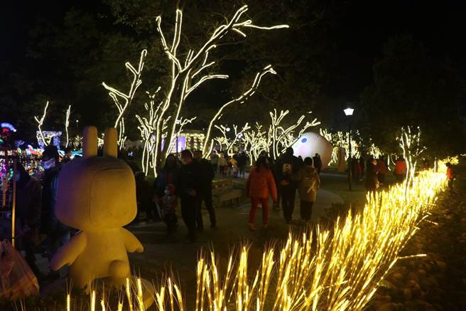 桃园灯会在富冈共有4大灯区，邀民眾一同来赏灯。（蔡明亘摄）