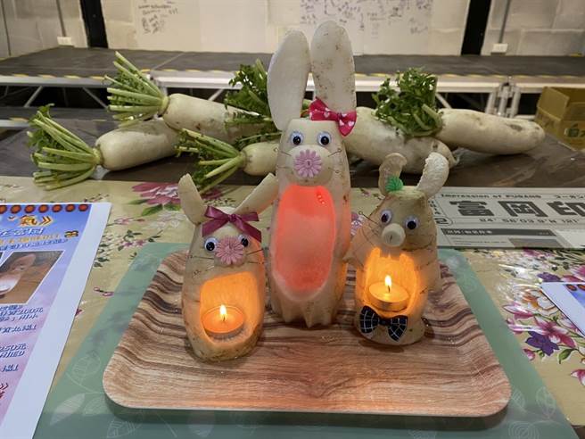 富冈故事馆为桃园灯会特别规画「古早味挖萝卜白兔灯笼」趣味DIY。（蔡明亘摄）