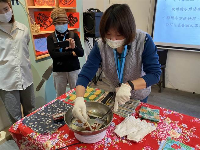 富冈地方创生基地「富富小山冈」推出轻旅行与DIY体验活动，图为环保永续蜂蜡布制作体验。（蔡明亘摄）