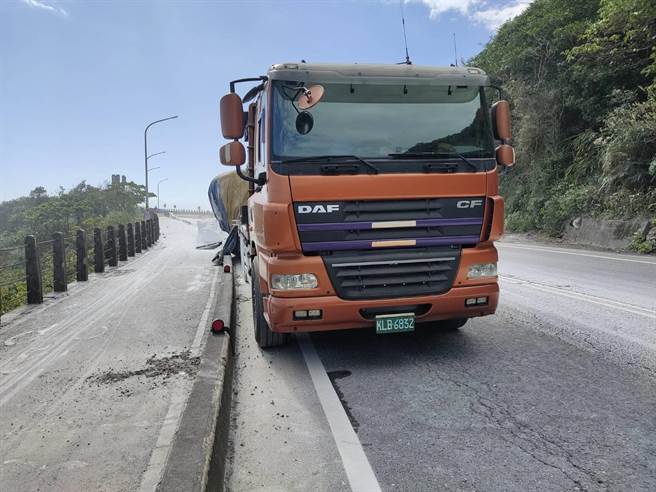 新北市贡寮区滨海公路拖板车载运的石灰散落路面，现场犹如雪国。（新北市警察局提供／张志康新北传真）