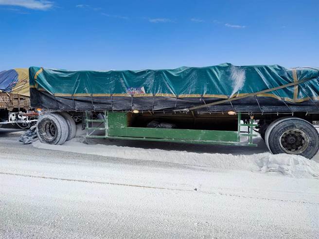 新北市贡寮区滨海公路拖板车载运的石灰散落路面，现场犹如雪国。（新北市警察局提供／张志康新北传真）