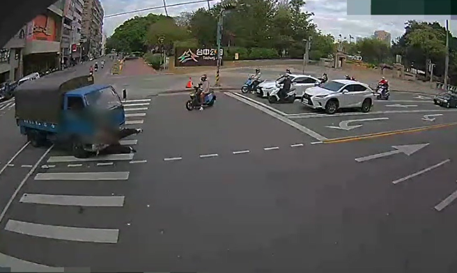 台中一名7旬老翁今（1）早在穿越斑马线时，遭到路口绿灯左转的小货车撞上，老翁当场被货车的右后照镜「吊挂」起来，脖子甚至遭勒住数秒。（翻摄画面）