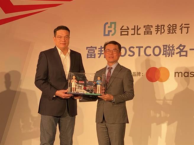 富邦Costco聯名卡上市，優惠「翻倍」，將掀全球最大換卡潮，左為好市多總經理趙建華、右為北富銀總經理郭倍廷。（洪凱音攝）