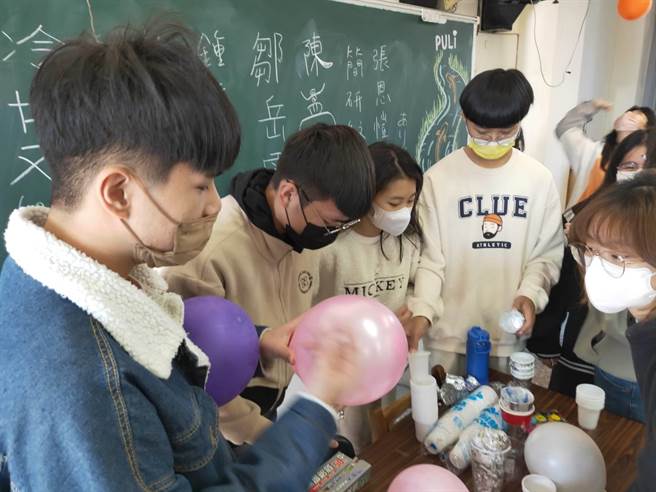 埔里国中邀毕业学长姐返校指导学弟妹课业，除了学科，还有科学实验，让课程更有趣。（民眾提供／杨静茹南投传真）