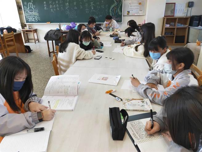 埔里国中举行「鲑鱼返乡」计画，邀校友于寒假期间返校指导学弟妹。（民眾提供／杨静茹南投传真）