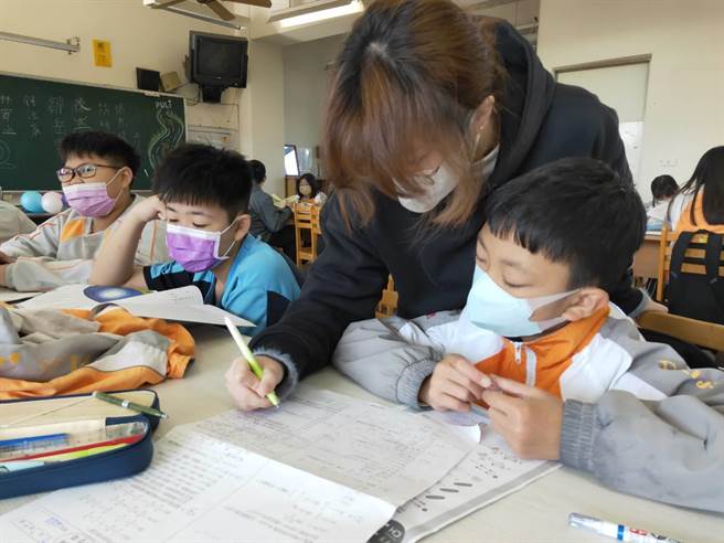 鲑鱼返乡计画已迈入第13年，几乎是採一对一或一对二教学。（民眾提供／杨静茹南投传真）