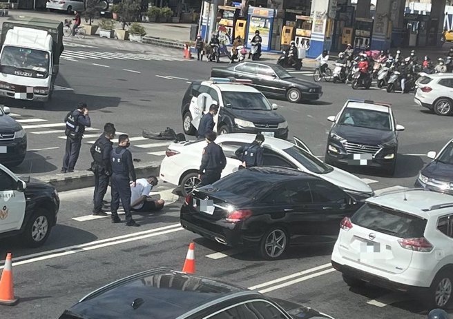 台南市警方追逐肇逃的郭女座车，最后在西门路与和纬路口拦查到该车。(读者提供／曹婷婷台南传真)