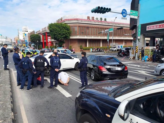 台南市警方追逐肇逃的郭女座车，最后在西门路与和纬路口拦查到该车。(读者提供／曹婷婷台南传真)