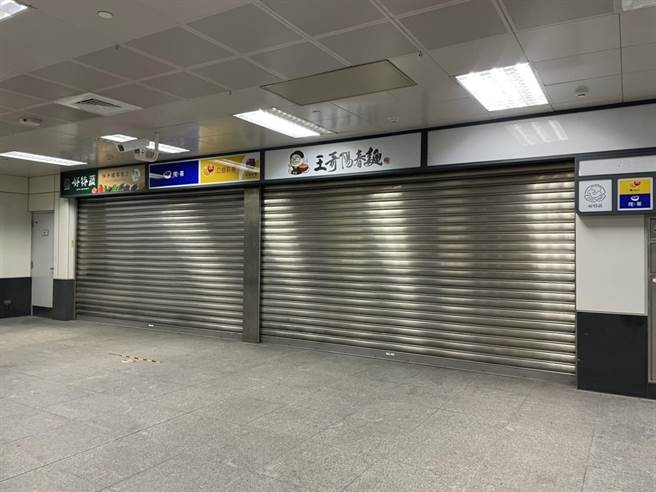 高雄捷運R11高雄車站B2層店家已經拉下鐵門。（洪靖宜攝）