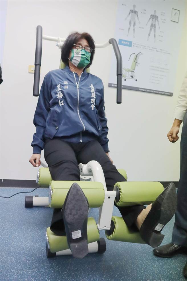 嘉义县议员姜梅红也下场感受智慧化设施。（吕妍庭摄）