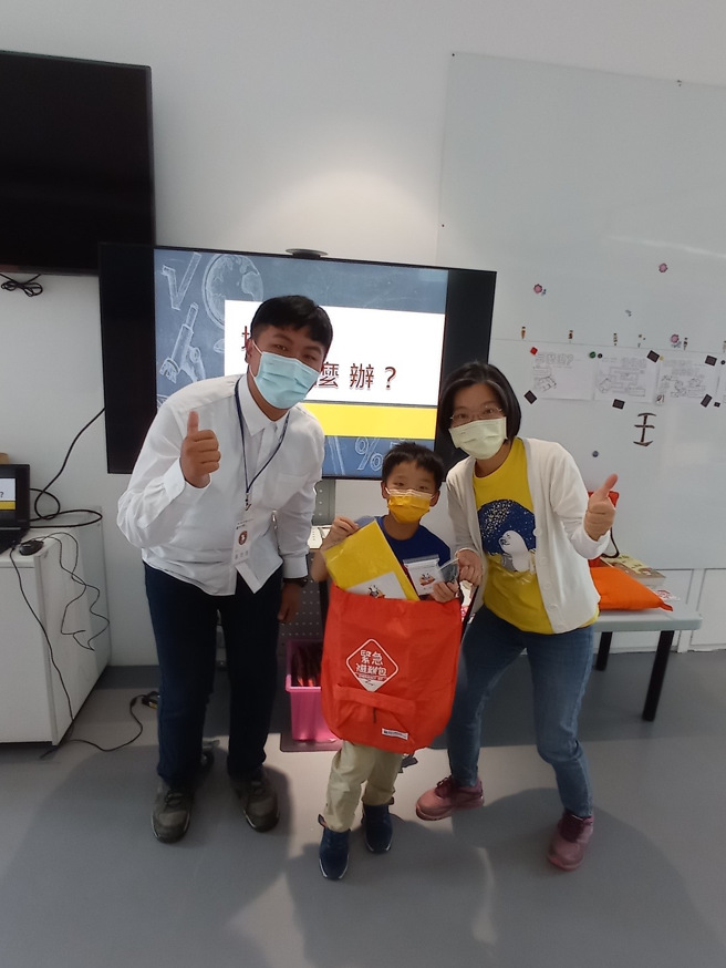 罗怀恩（左）为民眾宣导防灾知识。(照片/教育部提供)