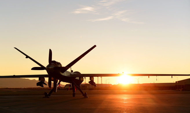 2019年12月17日，一架 MQ-9 死神無人機在內華達州克里奇空軍基地的跑道上。（DVIDS）
