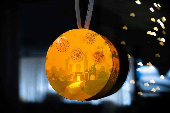 台南市政府文化局今年特别设计「城里的月光」造型提灯。（台南市政府提供／张毓翎台南传真）