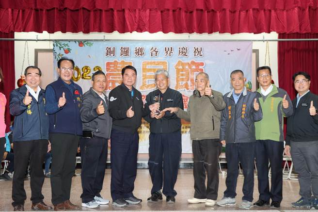 县长锺东锦等人表扬绩优人员。（苗栗县政府提供／李京升苗栗传真）