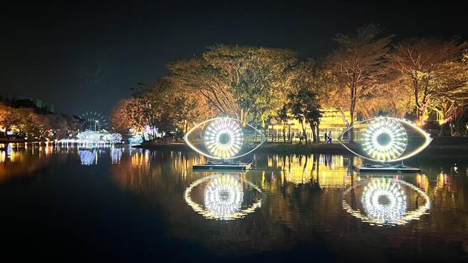 「2023月津港灯节」1月14日开展以来，已吸引超过55万人次来台南盐水赏灯。（张毓翎摄）