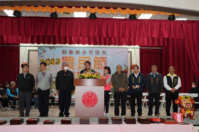 县长锺东锦等人感谢农友付出。（苗栗县政府提供／李京升苗栗传真）