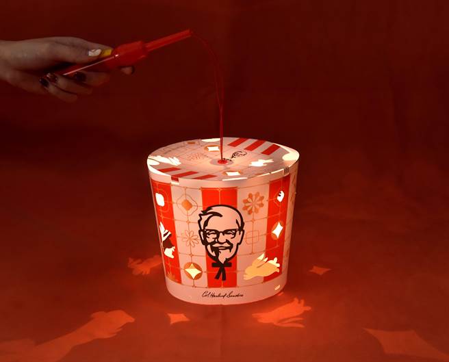 肯德基针对会员推出「兔年炸鸡桶造型元宵灯笼」，全台限量2000组。（肯德基提供）