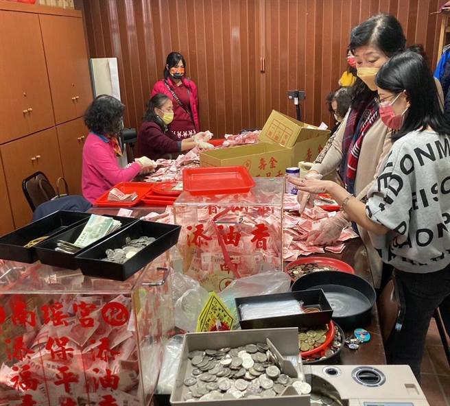 彰化市南瑤宮的10個功德箱都滿爆，提前開啟封條，新春期間收入達198萬元，較去年同期130萬元，增加60幾萬元，成長5成。（彰化南瑤宮提供／吳敏菁彰化傳真）