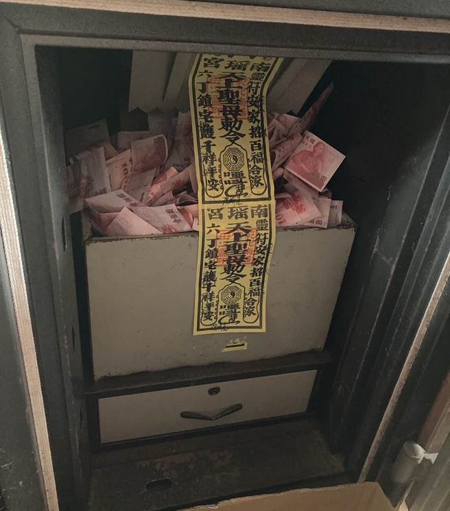 彰化市南瑤宮的10個功德箱都滿爆，提前開啟封條，新春期間收入達198萬元，較去年同期130萬元，增加60幾萬元，成長5成。（彰化南瑤宮提供／吳敏菁彰化傳真）