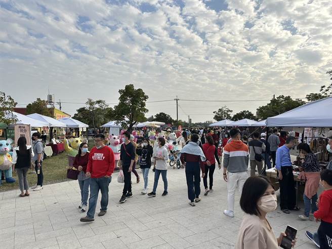 美浓商圈促进会理事长林享达说，今年首度协助农民在美浓湖畔设置近50摊的农产市集，过年期间每个摊位产品都完售，成功帮农民销出农产品。（美浓商圈促进会提供／林雅惠高雄传真）