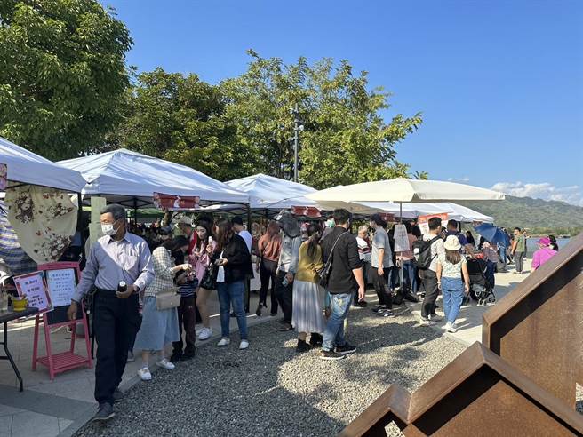 美浓商圈促进会理事长林享达说，今年首度协助农民在美浓湖畔设置近50摊的农产市集，过年期间每个摊位产品都完售，成功帮农民销出农产品。（美浓商圈促进会提供／林雅惠高雄传真）