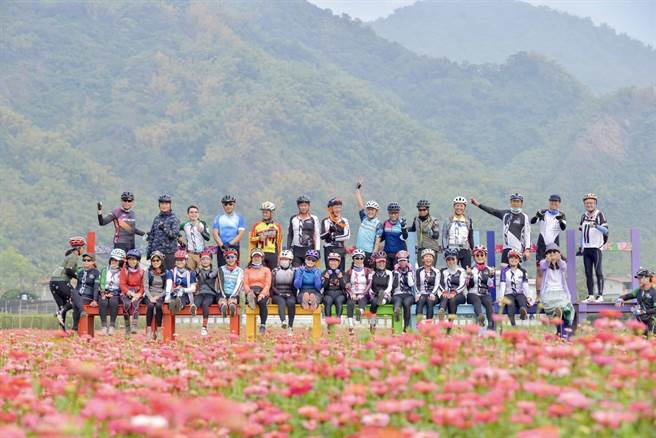 美浓花海声名远播，每年农历春节期间吸引约6万人次参观，受惠2023春节假期长及民眾因疫情在家闷太久，报復性旅游潮涌现美浓花海中，从小年夜起至收假涌入约30万人潮，创下开园20年来最多人潮。（林雅惠摄）