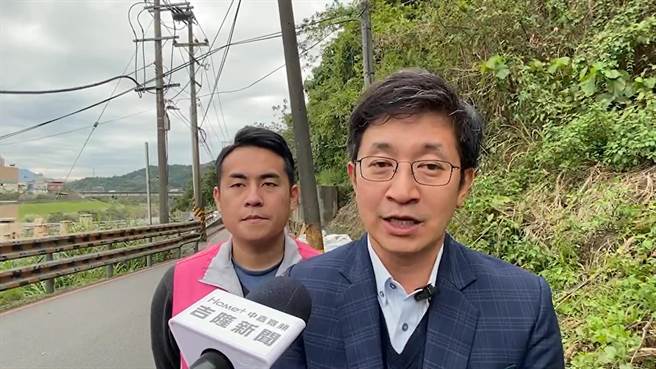 基隆暖暖發生路面塌陷、擋土牆龜裂，立法委員蔡適應（右）、基隆市議員林旻勳（左）現勘，希望台水公司儘快修復。（張志康攝）