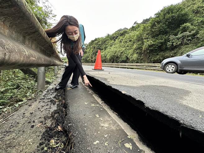 基隆市國安路日前發現路面塌陷，民眾擔心會發生意外。（蔡適應服務處提供／張志康基隆傳真）