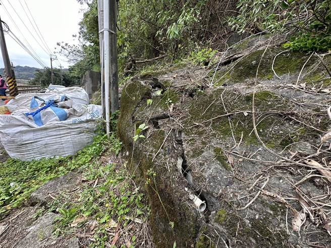 基隆市尚仁街位於八堵抽水站對面的擋土牆也出現龜裂現象。（蔡適應服務處提供／張志康基隆傳真）