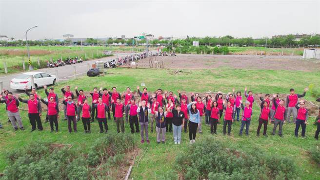 环保局整合局内资源，由环境卫生及毒化物管理科、南屯清洁队、环境检验科共同合作，从整地到自制宣导品，实践零废弃的循环经济。（环保局提供／张亦惠台中传真）