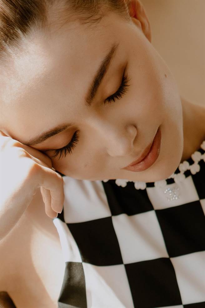 昆凌产后復出，惊人好气色全靠香奈儿1号红色山茶花丰润乳霜帮了大忙。（CHANEL提供）