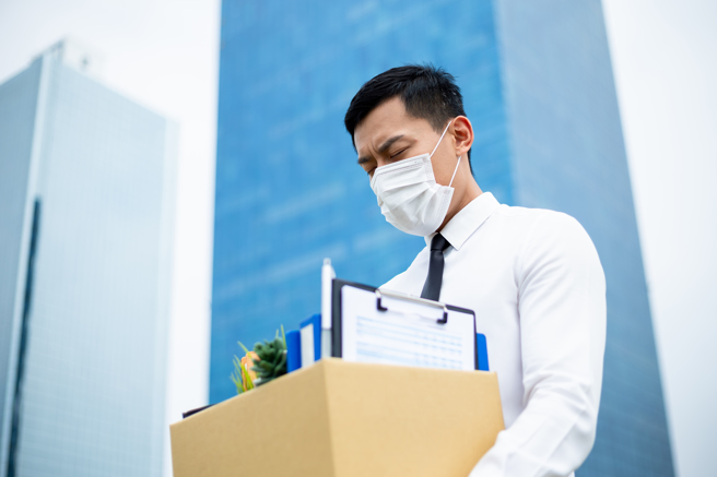 一名网友因为开工后被资遣觉得愤怒，不过许多网友认为公司很佛心。（示意图／Shutterstock）