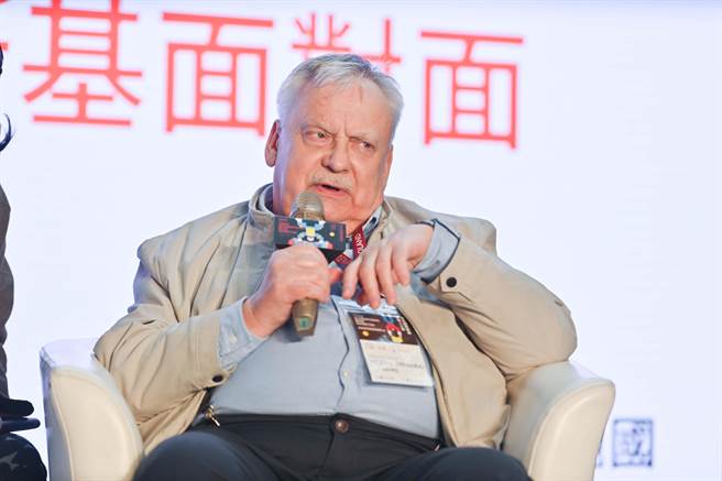 《猎魔士》作者安杰．萨普科夫斯基认为奇幻文学与神话不同，应是与现实紧密结合的。（书展基金会提供）