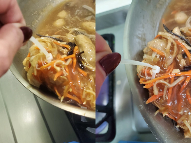 一名女网友日前在知名卖场的干贝海鲜羹里发现一组「束带」，要求店家退款并不接受赔偿新商品；网友傻眼直呼「品管太差了吧」。（翻摄自脸书「爆料公社」）