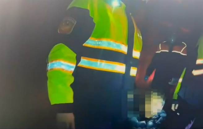 移工被持刀恐吓报案，和美警分局循线找到恐吓男，男子一看到警方，心知大事不妙，准备逃逸，被警方压制逮捕，送警局侦办。（和美警分局提供／吴敏菁彰化传真）