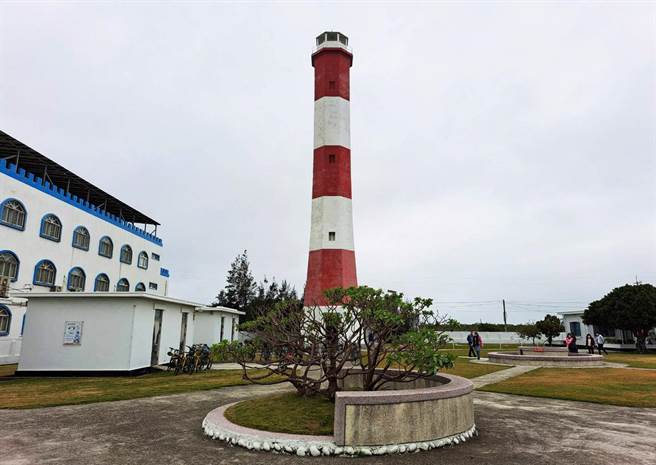 清水區高美燈塔2日起封閉進行整建，施工期間園區暫停開放。（陳世宗攝）