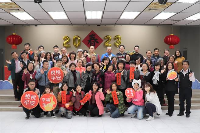 台东县税务局今天表扬绩优网路申报地政士及税务志工。（台东县政府提供）