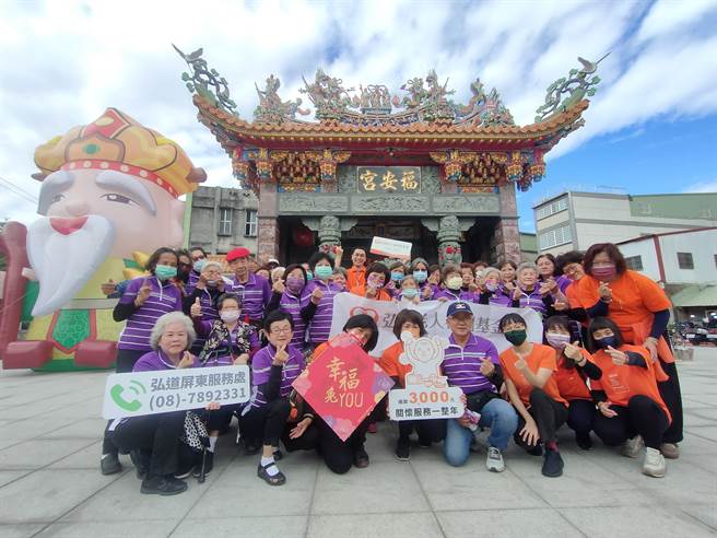 弘道老人福利基金会「快乐不老乐团」1日带上乐器与装满糖果的金元宝，踩街走春散播欢乐。（谢佳潾摄）