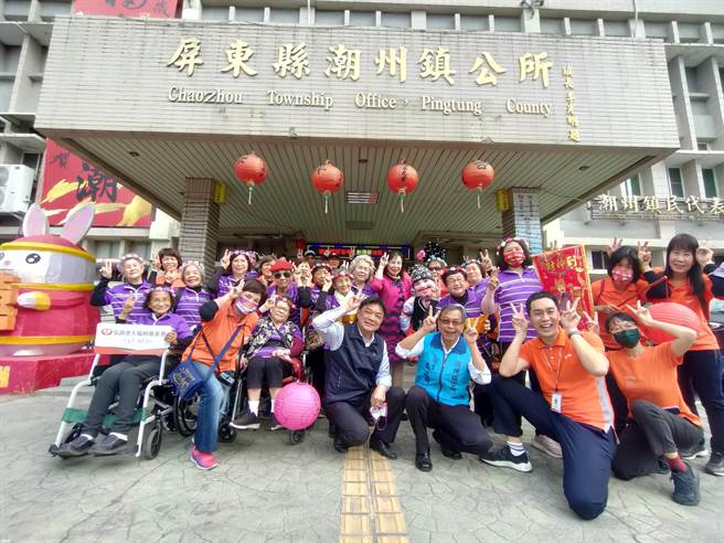 弘道老人福利基金会「快乐不老乐团」1日带上乐器与装满糖果的金元宝，踩街走春散播欢乐。（谢佳潾摄）