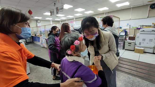 弘道老人福利基金会「快乐不老乐团」1日带上乐器与装满糖果的金元宝，踩街走春散播欢乐。（谢佳潾摄）