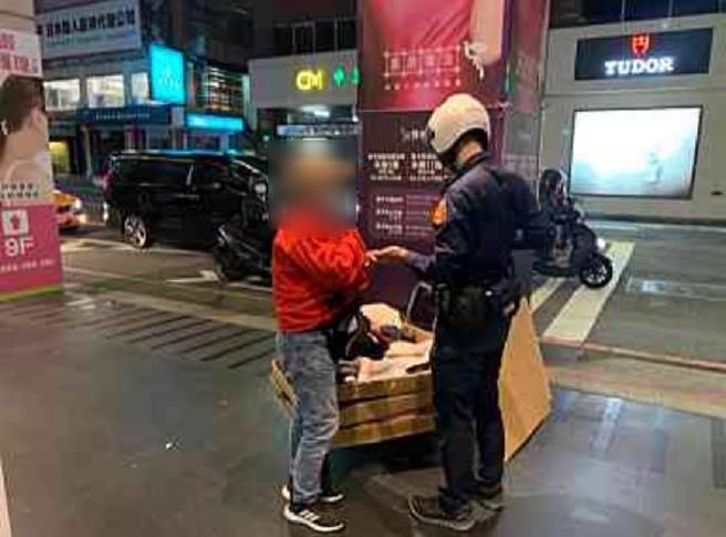 大安分局强力取缔违规摊贩。（警方提供）