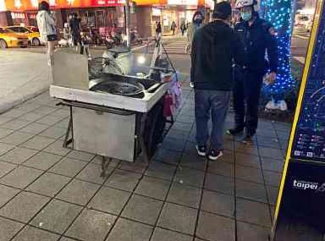 大安分局强力取缔违规摊贩。（警方提供）