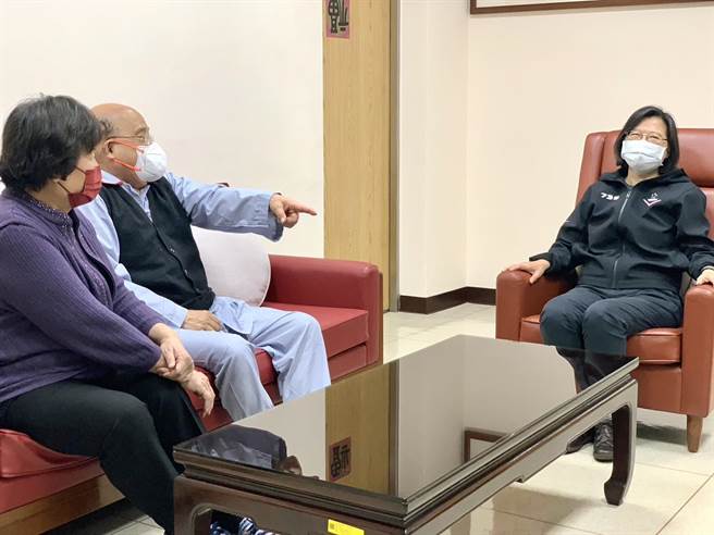 苏贞昌(左二)惊传入院，苏的女儿、民进党立委苏巧慧透露，苏贞昌从大年初一忍住腰伤到昨天交接典礼。图为蔡英文(右)赴医院探视。（摘自苏贞昌粉丝专页）