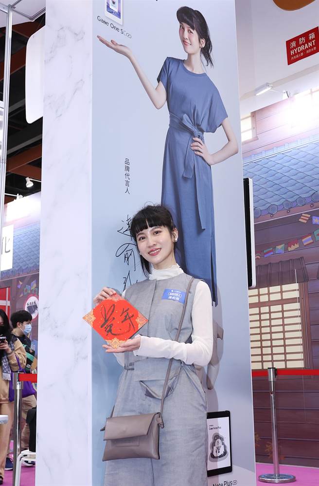 連俞涵在台北國際書展展區揮毫寫春聯送粉絲。（陳俊吉攝）