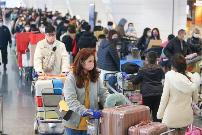 新冠疫情肆虐全球，导致许多国人因2年未返台遭除籍，图为桃机大厅挤满人潮的画面。（陈麒全摄）